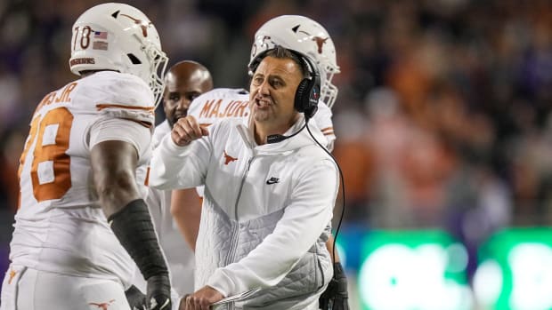 Texas Longhorns head coach Steve Sarkisian congratulates Texas Longhorns offensive lineman Kelvin Banks Jr. (78) after a score in the first quarter of an NCAA college football game